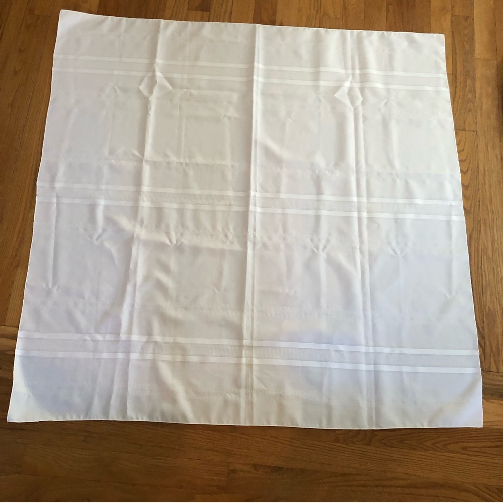 Beautiful Vintage Tablecloth with simple elegant classic raised pattern - Picture 4 of 10